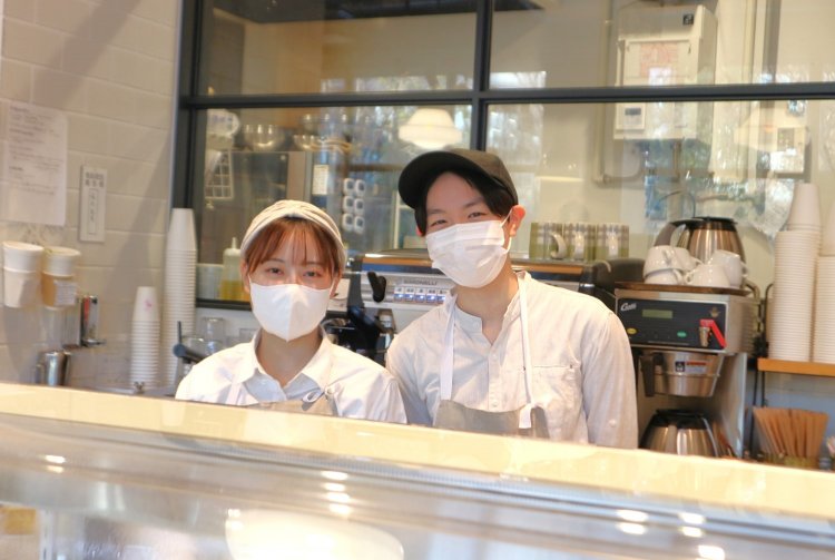 明るく出迎えてくれる、スタッフの齋藤さん（写真左）と治武さん（写真右）。