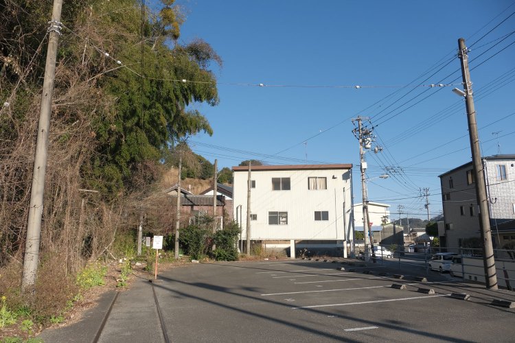 終点部は伊野車庫であった。その名残として架線柱のワイヤーが残っており、架線を支えていた支柱が車止めの先に4本立ったままだった。車庫が現役だったころはアスファルトではなかった。