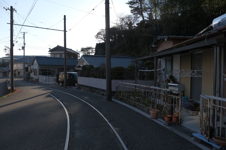 カーブしているところ。伊野電停側へ振り返った。家の軒先に軌道。何度も言うが素晴らしい絶景だ。