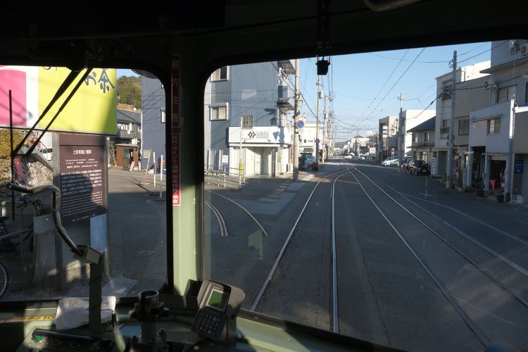 伊野停留所へ停車するとき、軌道が分岐していた跡を見つけてしまった。