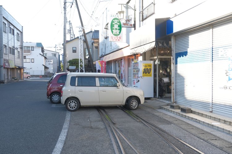 文具店前のポイント部分を見る。町の一角に軌道があって、それがプツっと途切れて終点という光景にしびれていた。