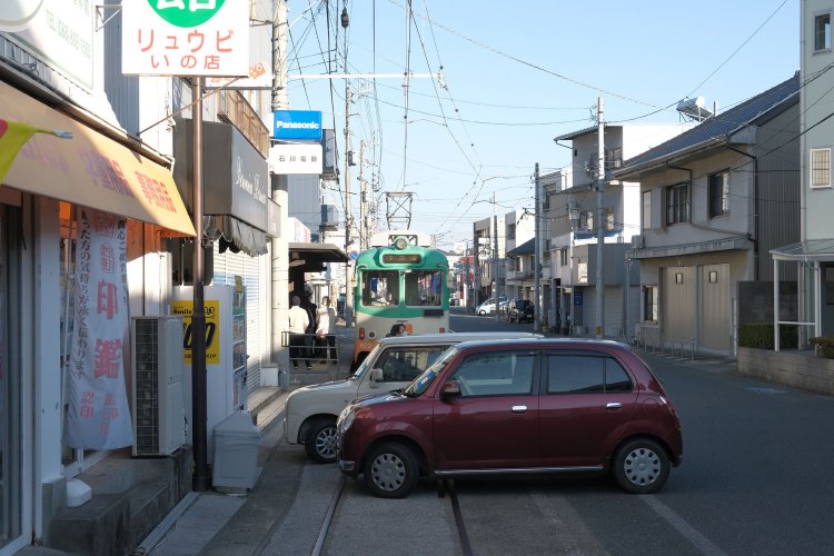 終端部から振り返る。電車の前に車が通せんぼしているみたいに見える。