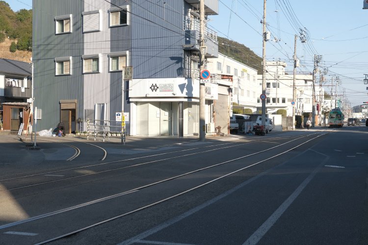 伊野電停の左手、住宅の脇から分岐していた怪しい軌道。その先が気になる。