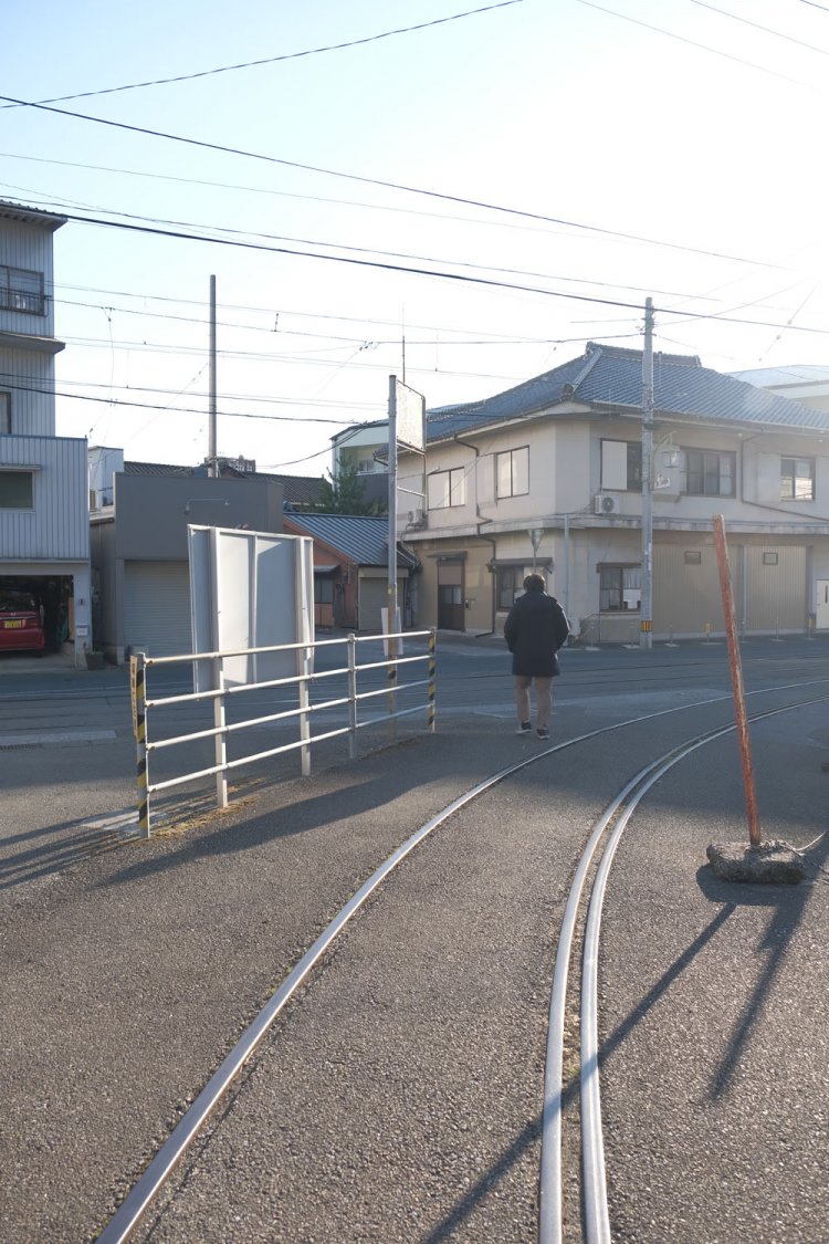 分岐した軌道を歩く。振り向いて電停のある方向を見る。伊野線とは直角に近い角度で分岐していた。
