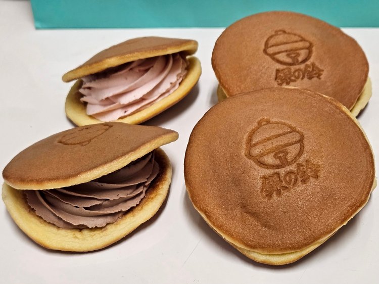 東京駅限定 銀の鈴サンドパンケーキ 苺1個378円、チョコバナナ1個410円。