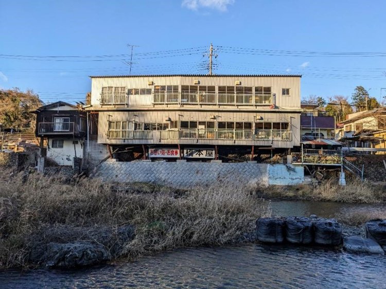 川と大衆食堂のマリアージュ～飯能『橋本屋』で欲張りすぎるひとときを～