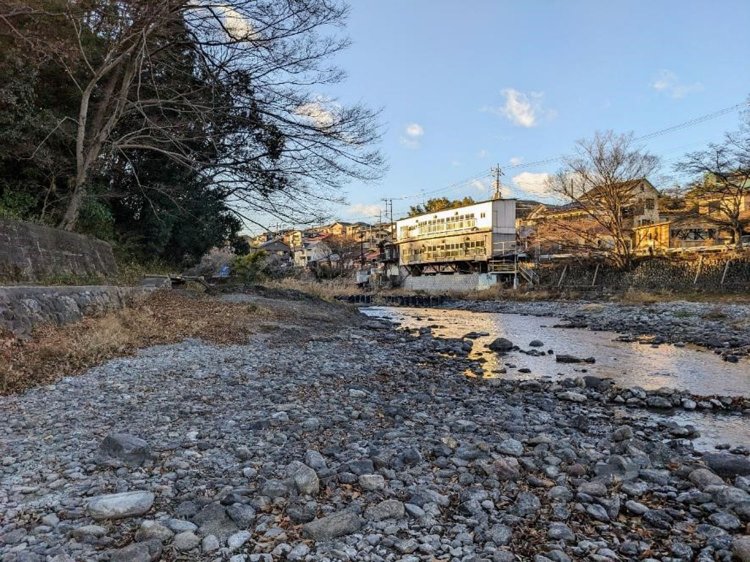 突如として目の前に現れた二階建ての建物。