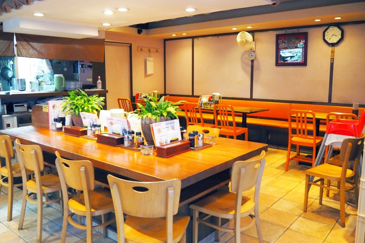 店内は4人掛けのテーブルが6卓にカウンターが9席と広々。