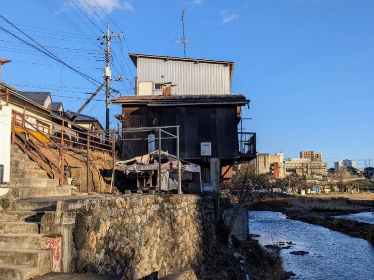 建物が川の方へ少し突き出ている！