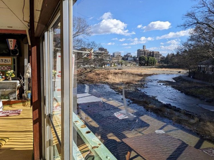 窓のすぐ下は入間川！