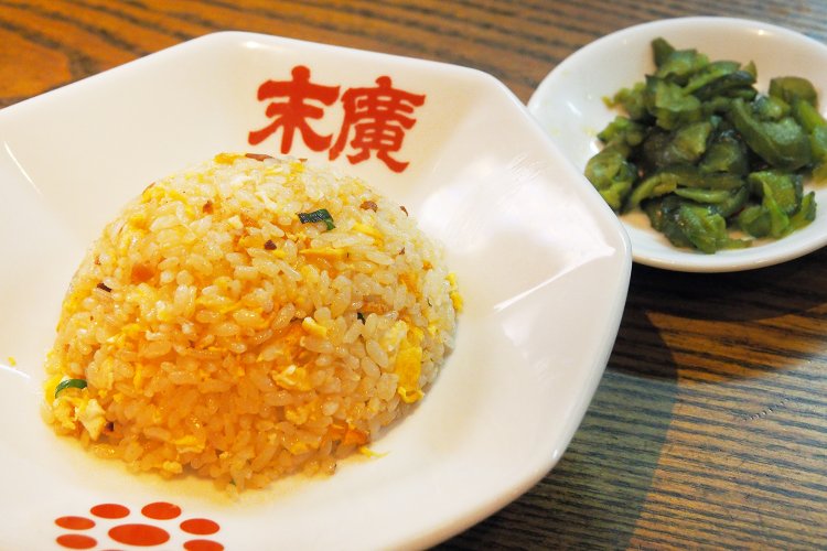 らぁめん＋半チャーハンのセットは＋200円。漬物もついてくる。