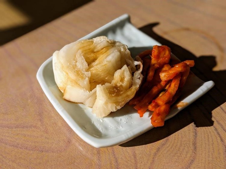 お通し代わりの「白菜・キムチ」。