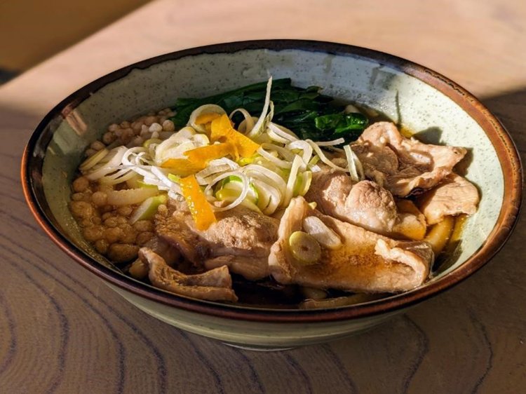 柚子のアクセントが効いた「肉うどん」。