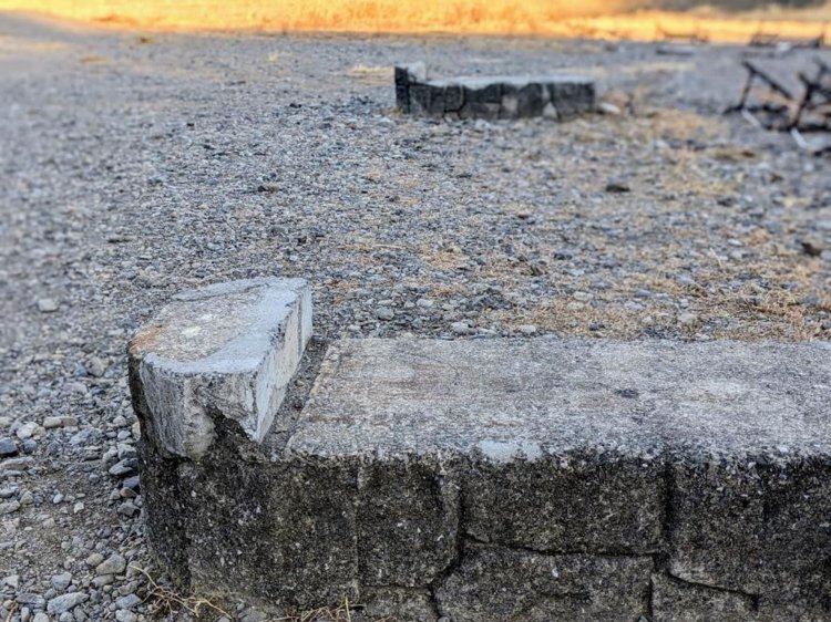 船着き場跡らしき台座。