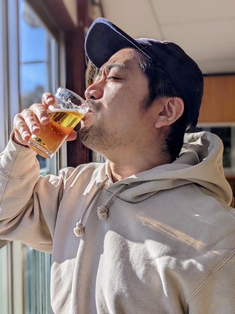 入間川と乾杯して一気にビールを飲み干す筆者。