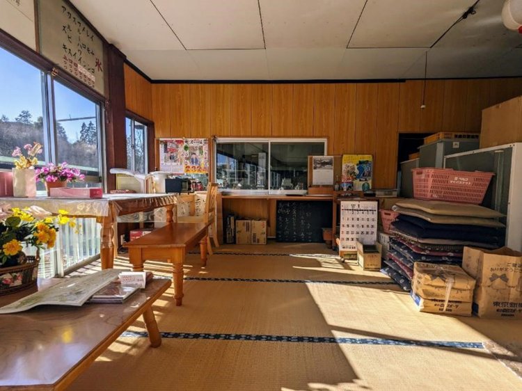 奥には広い厨房。