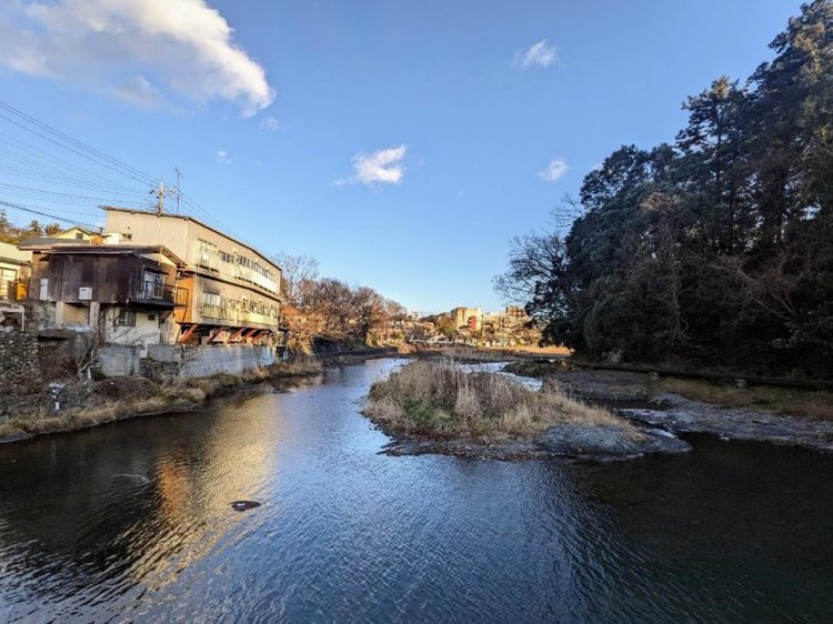 入間川と『橋本屋』。