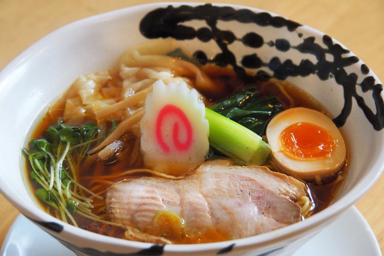 しょうゆワンタン麺1100円。