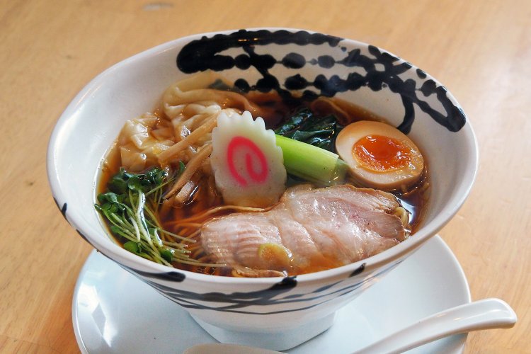 しょうゆワンタン麺1100円。