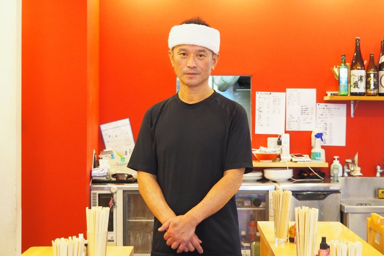 吉岡さん。以前『喜粋』の2店舗目・入谷店があった場所では、吉岡さんの息子さんがラーメン店『らーめん サムライ』を営んでいるのだそう。