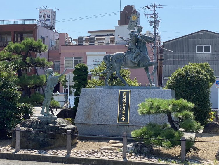 わしが生まれ育った荒子の地にはわしとまつの像が立っておるぞ！