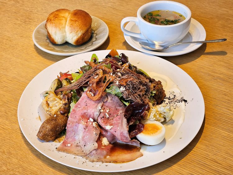 ニューライトサラダ（本日のスープ、湯種パン付） 平日1850円、土日1980円。 ※平日は1ドリンク付。