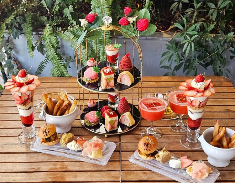 プレミアム・ストロベリーアフタヌーンティー （パフェ付）1人6380円、（パフェ無）1人4380円。 ※写真はパフェ付2人分。