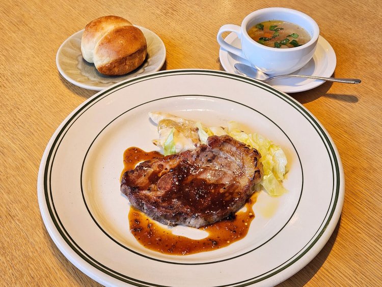 ハーブ三元豚のローストポーク（本日のスープ、湯種パン付） 平日1850円、土日1980円。 ※平日は1ドリンク付。