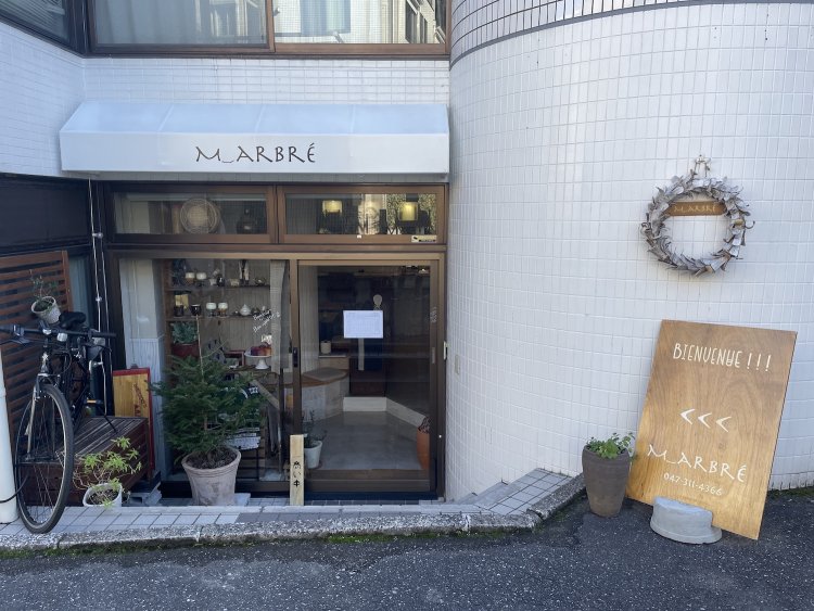 市川の住宅地の中にひっそりとたたずむ『M_ARBRÉ』。