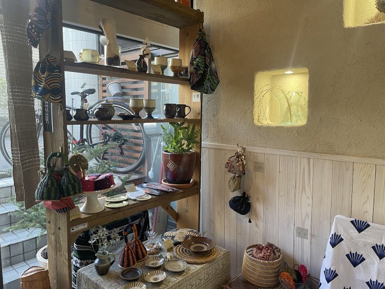 売り場には、インドの草木染のコースターや小鹿田焼などが並べられている。