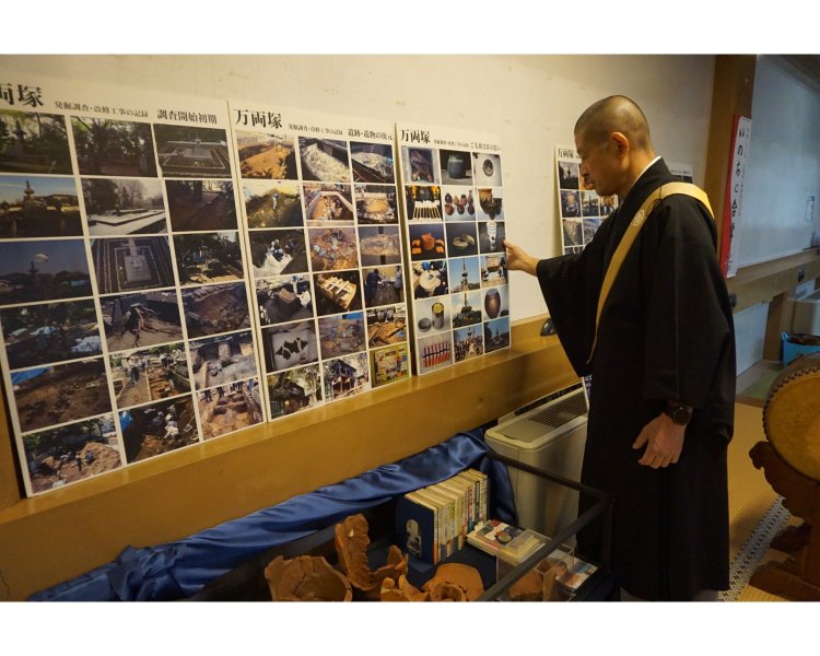 調査の様子を伝えるパネル。この調査が始まる以前、万両塚のあたりは木が茂り鬱蒼としていたそう。三百回忌を経て、現在の明るい姿に生まれ変わった。