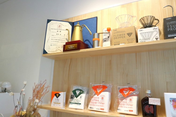 店内の片隅には大会優勝のトロフィーが輝いている。