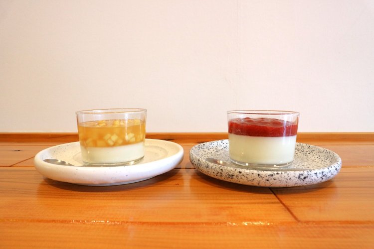取材時は、リンゴのパンナコッタ530円（写真左）とイチゴのパンナコッタ530 円（写真右）が提供されていた。