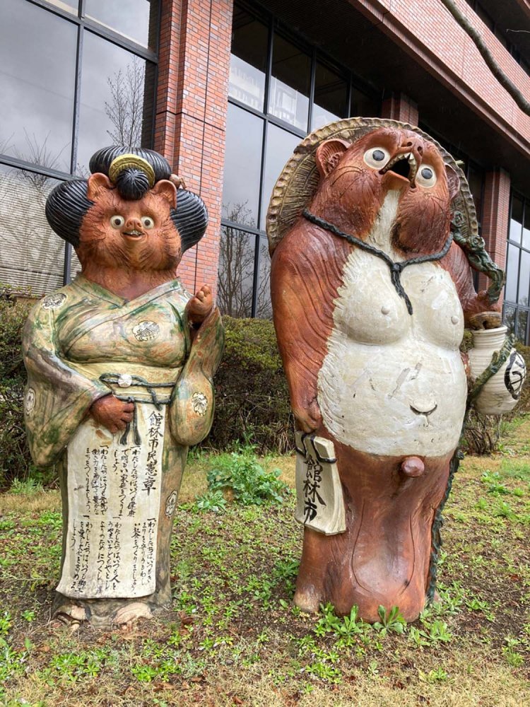 タヌキを撮影したつもりが、気が付けば市民憲章も撮っていたという写真（館林市役所前）。