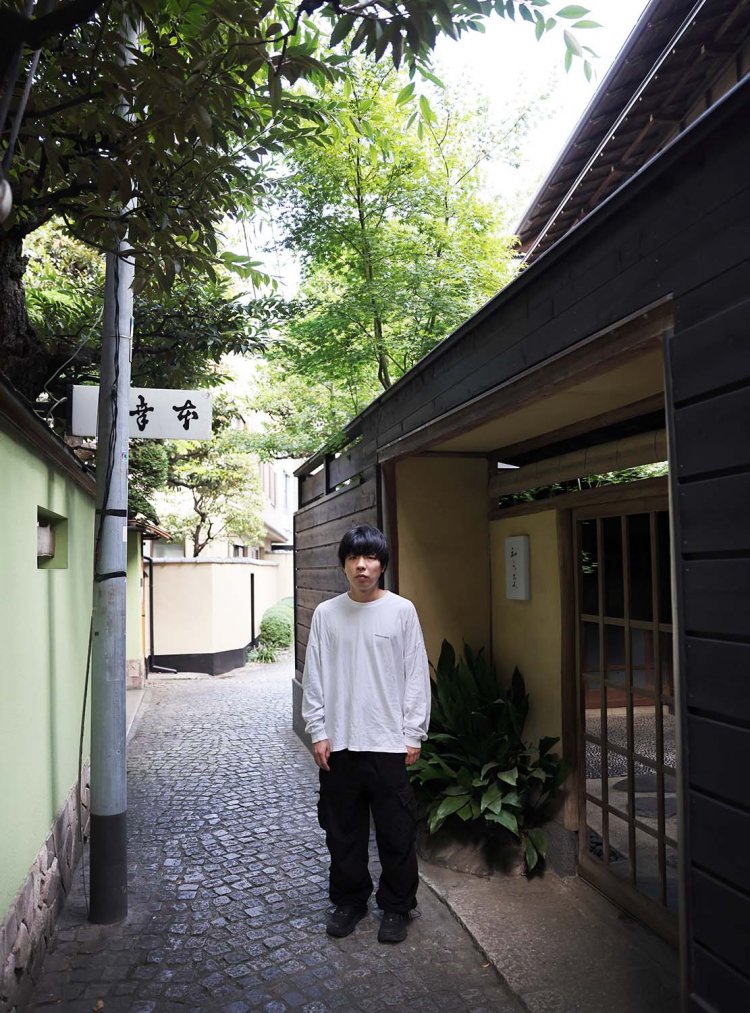 歴々たる文豪が缶詰となった神楽坂の旅館『和可菜』前で。