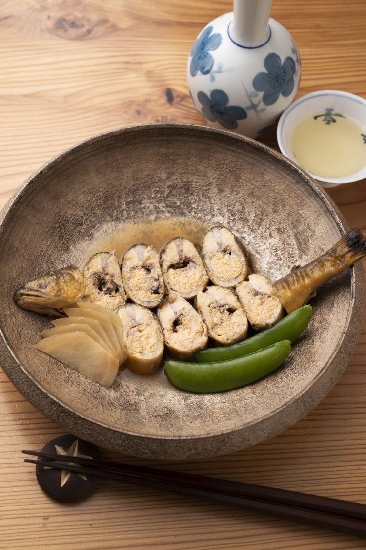 梅干しとともに2時間煮込む子持ち鮎 香梅煮。頭も骨も汁も余さず味わいたい。