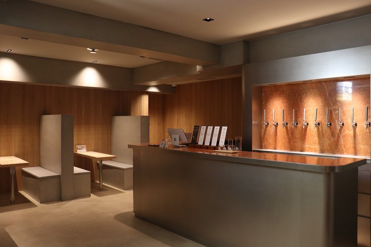 店舗の設計デザインは表参道の「コーヒーマメヤ（KOFFEE MAMEYA）」などを手がけた林洋介氏が担当。木の温もりを感じる、落ち着いた空間。