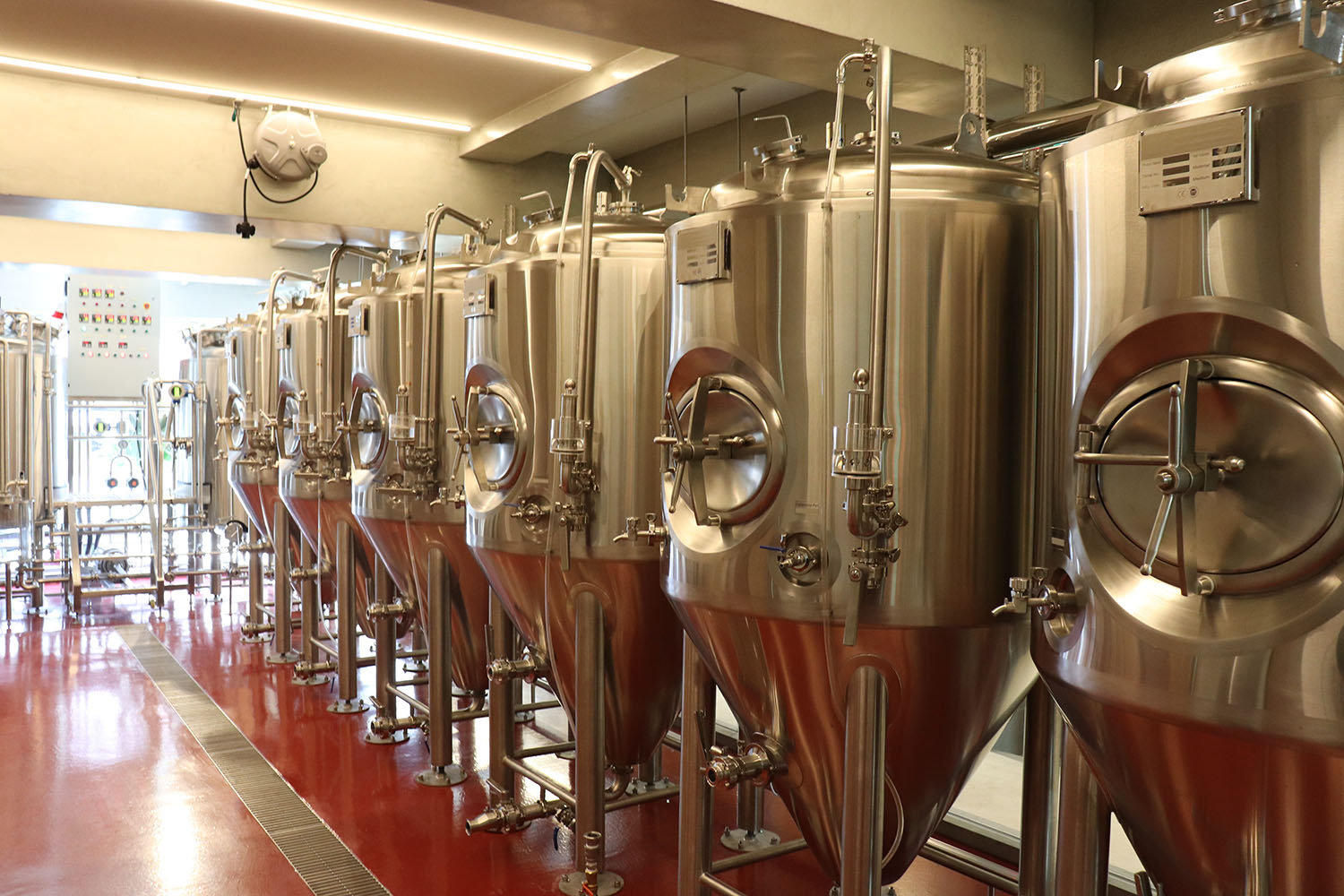 醸造所はスケルトンの扉で仕切られており、店内から見えるずらっと並んだタンクが壮観。
