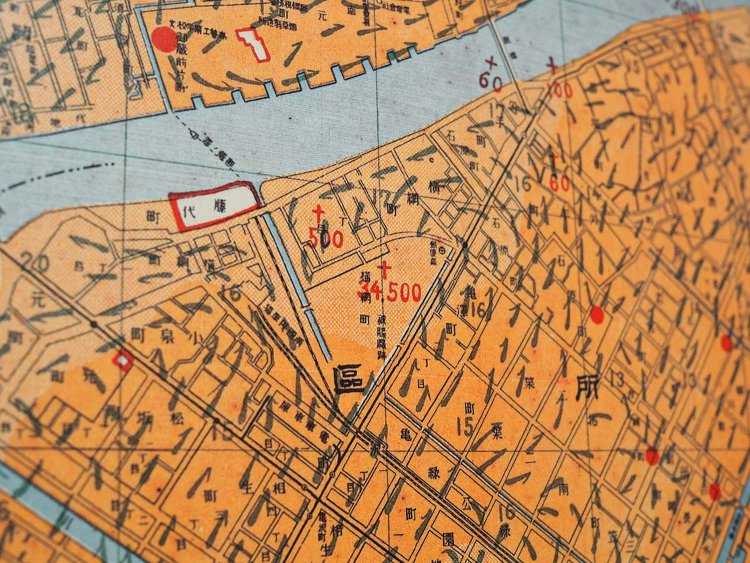 火災の発生時刻や風向などを記した系統地図。記念館のある被服廠（ひふくしょう）跡の数字が、死者の多さを物語る。こちらも特別展のもの。