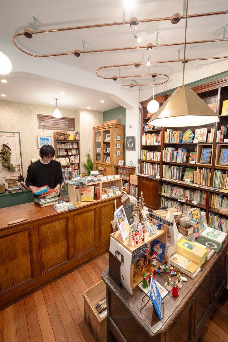 本棚などの什器も海外から輸入。目を引く天井の照明はライトの位置を変えられる。