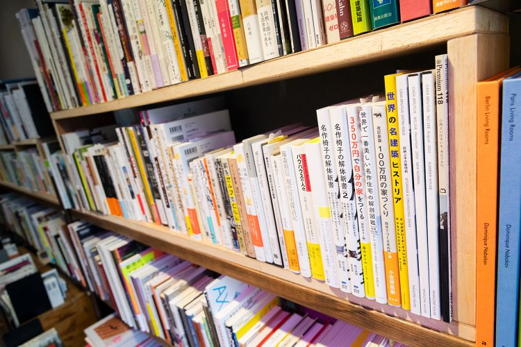 ジャンルがゆるやかにつながる棚をじっくり見るお客さんも多く、3回に分けて来店した方もいるとか。