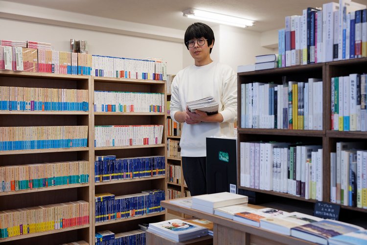 「新刊は、3年くらいかけてじっくり売っていきたいんです」と話す酒井さん。