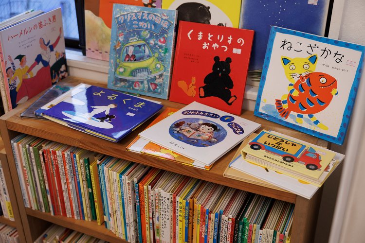 充実の絵本棚。近隣に新しいマンションが建ち、子育て世代が増えた。