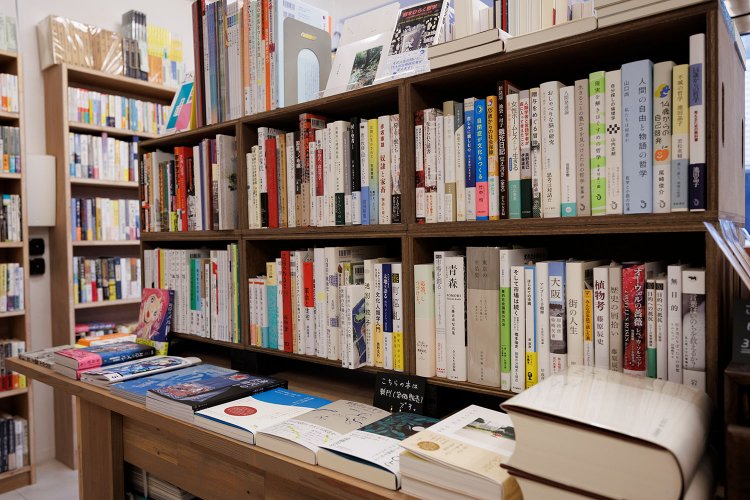 新刊コーナーの裏側は、店主の好みがより一層深まるラインナップ。必見。
