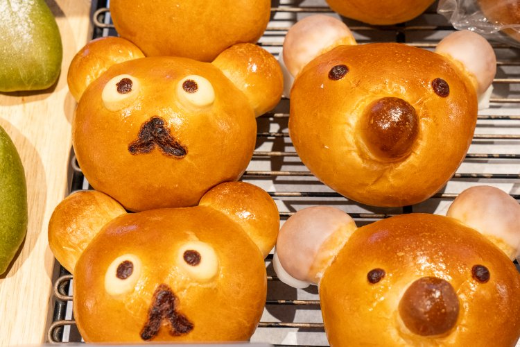 左がチョコレートクリーム入りのえほんパン、右はカスタードクリーム入り。どちらも259円。