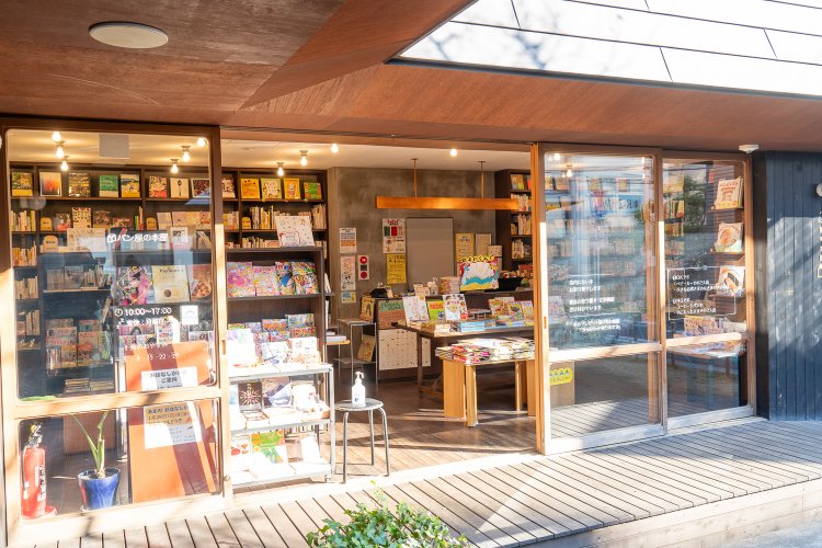 中庭を挟んで開かれている『パン屋の本屋』にはパンにまつわる本のコーナーも。