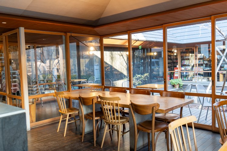 パンのイートインができるカフェスペースではコーヒーのほかスープやアルコールも提供。