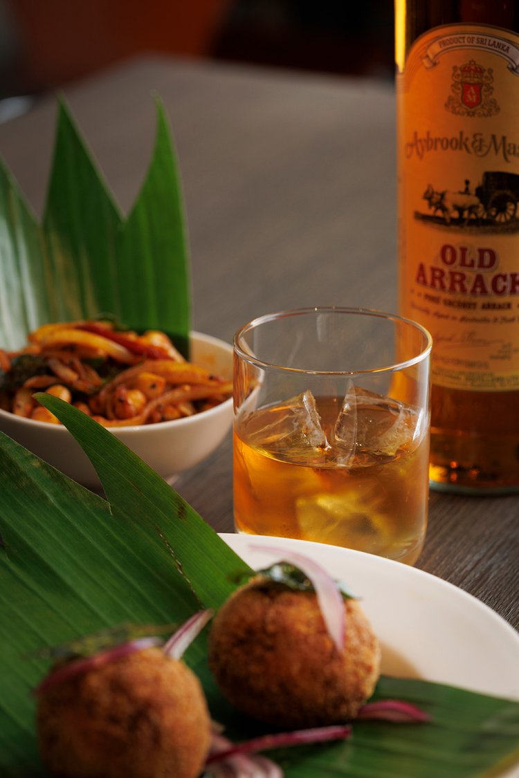 アラック ロック600円と、魚のコロッケのカトレットや、ひよこ豆のおつまみカダラ テルダーラ共に600円。