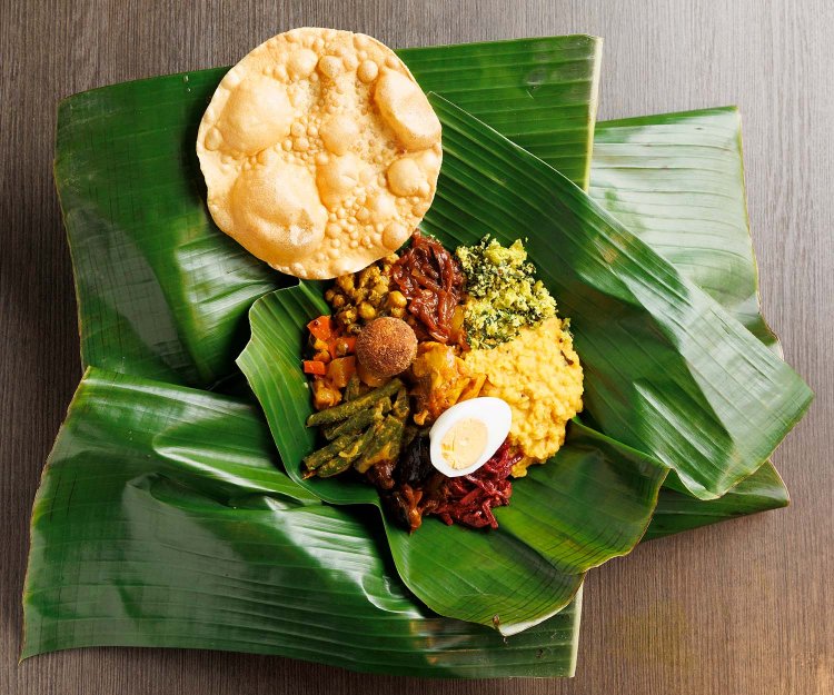 約40種のスパイスを使ったスリランカカレーのバナナリーフ包み1980円が看板料理。