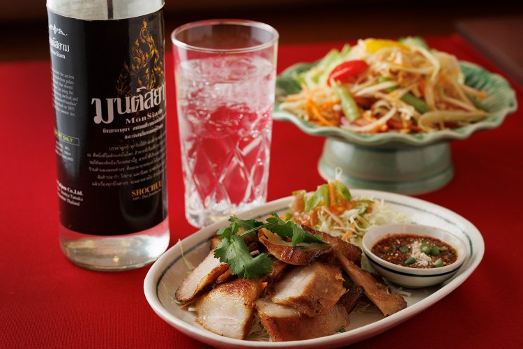 モンシャム510円は一番人気の豚トロの炙り、コー・ムー・ヤーン1200円と、ソム・タム・タイ1150円と一緒に。